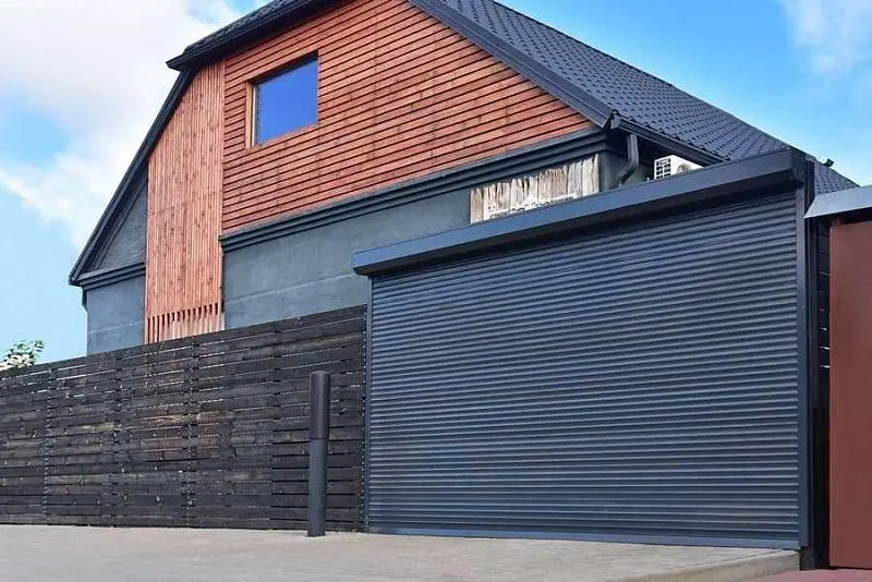 Рулонные ворота и забор